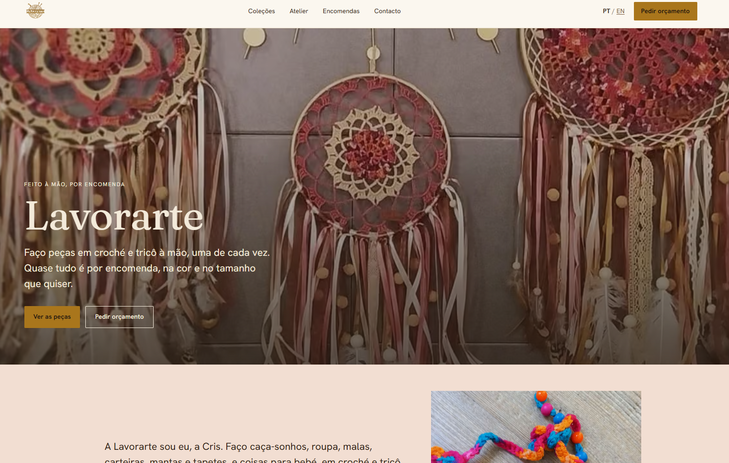 Página inicial do site da Lavorarte, com o nome da marca sobre uma fotografia de caça-sonhos em croché